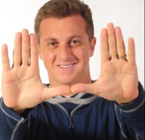 ROBERIO DE OGUM PREVIU: LUCIANO HUCK PARA PRESIDENTE