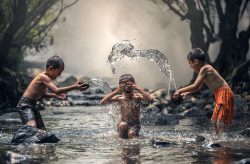 O tempo é como um rio. Você nunca poderá tocar na mesma água duas vezes (Clique para ver mais…) O tempo é como um rio. Você nunca poderá tocar na mesma água duas vezes (Clique para ver mais…)